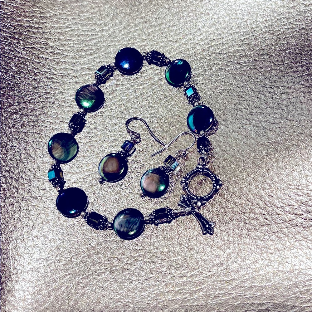 Jewelry bracelet/earrings set.